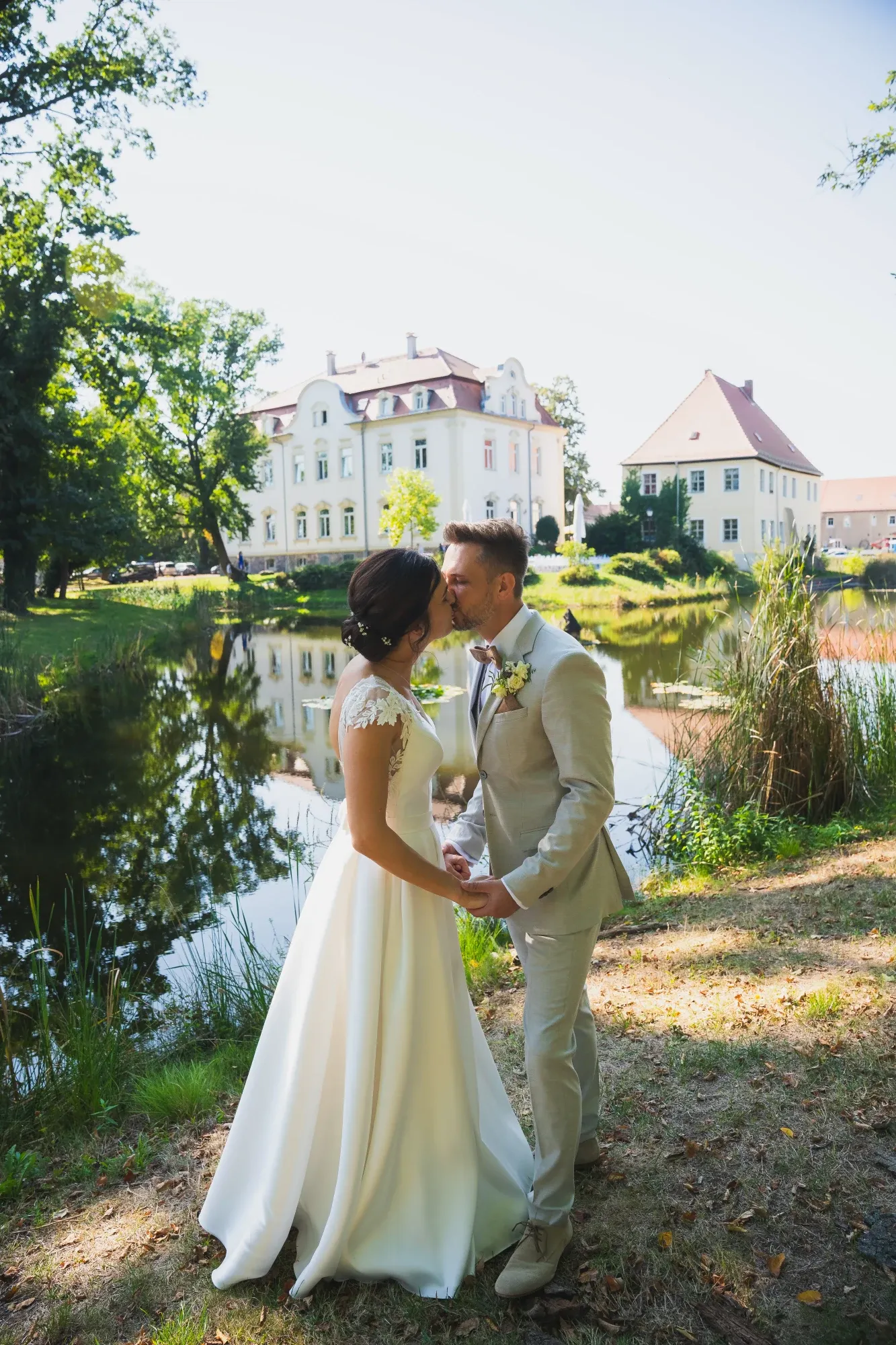 Brautpaar beim Kuss vor dem Schloss