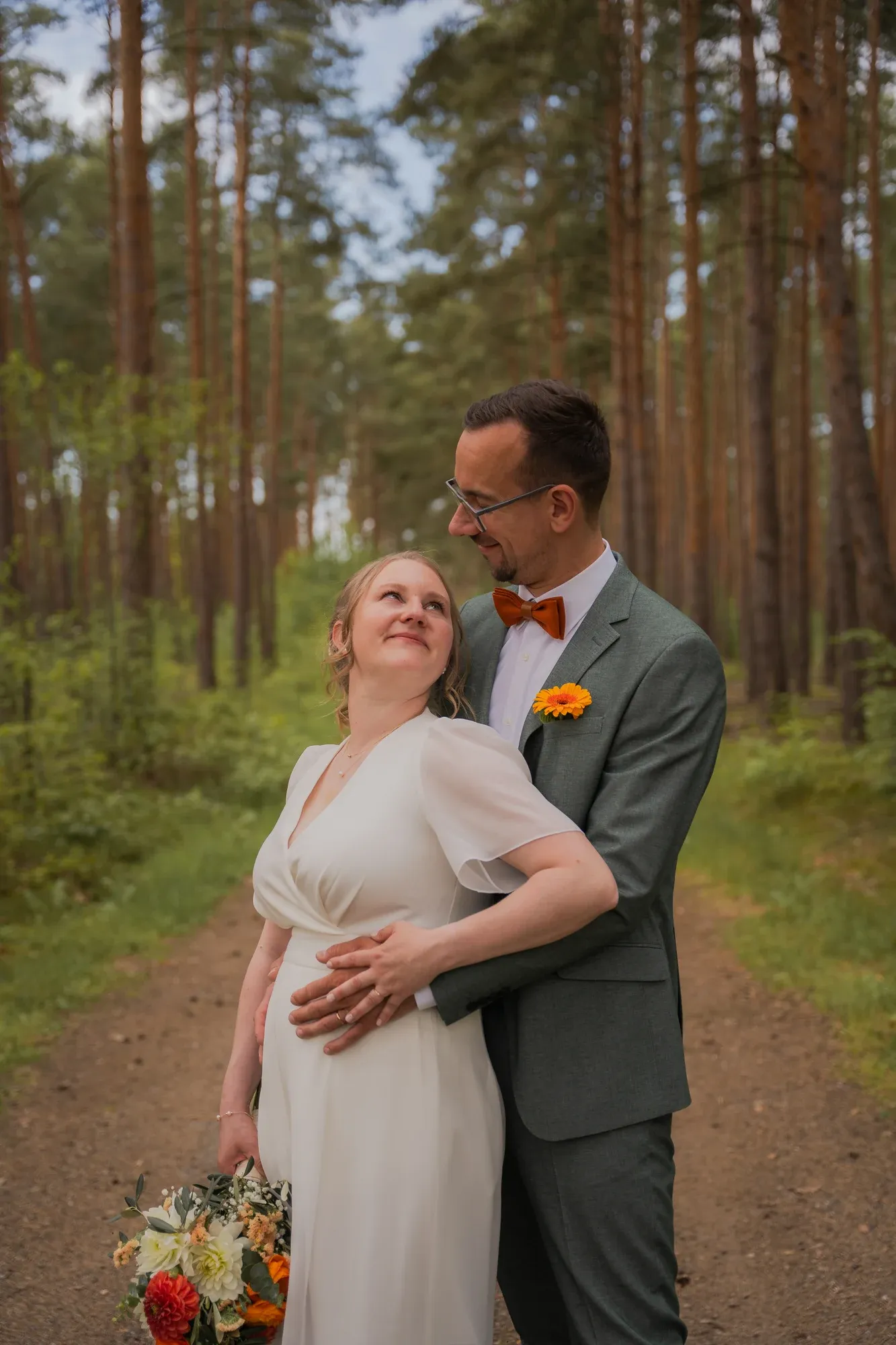 Brautpaar beim Portrait im Grünen